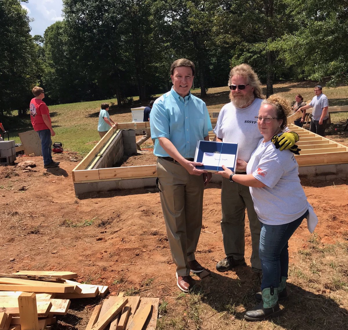 SSSVPInc's tweet photo. God Bless America and EVERY VOLUNTEER that came out today!! #choosetoserve #onehomeoneveteranatatime 
Congressman Rogers, Shea, and Sheri - THANK YOU for taking the time out of your busy schedule to stop by and THANK YOU for the flag and generous gift towards our project!! https://t.co/kaLwcHrM64
