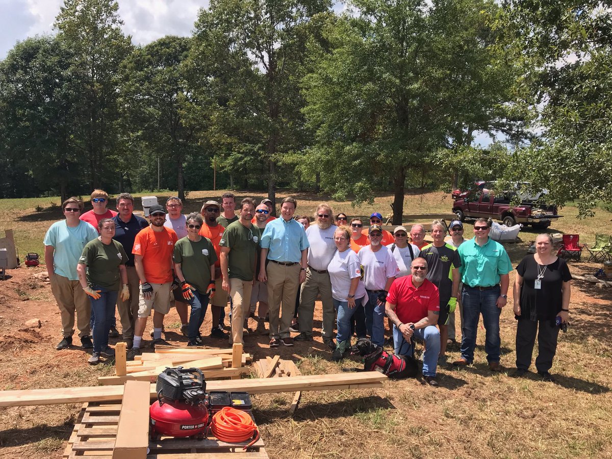 SSSVPInc's tweet photo. God Bless America and EVERY VOLUNTEER that came out today!! #choosetoserve #onehomeoneveteranatatime 
Congressman Rogers, Shea, and Sheri - THANK YOU for taking the time out of your busy schedule to stop by and THANK YOU for the flag and generous gift towards our project!! https://t.co/kaLwcHrM64
