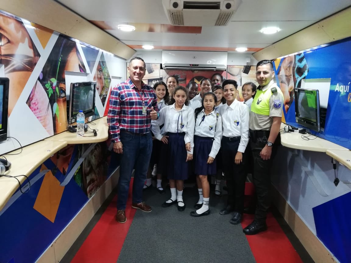 P_CiudadanaAN's tweet photo. #Esmeraldas| El #BusInteractivo sigue su ruta hasta el cantón #Quininde compartiendo un día lleno de actividades y aprendiendo del #QuehacerLegislativo junto a la ciudadanía. https://t.co/w0gWOsfpGs