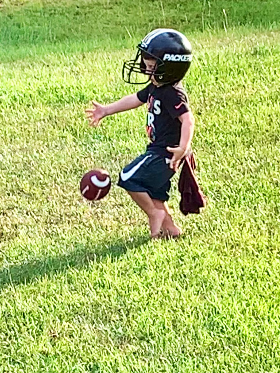 Always remember little ones are ALWAYS watching you...from the towel in the back to resting the helmet backwards! Make sure your actions are worth watching! Little ones look up to their hero’s!! 💛🖤🏈 #BeGreat