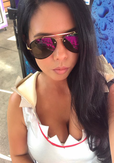 #Isleofjaws it is.. beacuse why would you spend your Friday night any other way #SharkWeek 🦈💦 https://t<a href="/tag/isleofjaws"class="tags">#Isleofjaws</a><a href="/tag/sharkweek"class="tags"><span>#sharkweek</span></a>