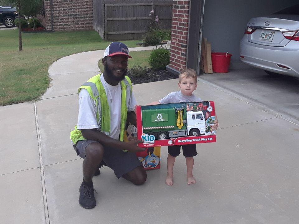 KTULNews's tweet photo. SO SWEET ❤️ This little Jenks boy would greet his trashman nearly every day, and yesterday, American Waste Control helper, Aaron Mitchell, brought him a brand new toy recycling truck!

Thank you for making this little boy’s day and keeping our community clean! https://t.co/GMmenOzypv