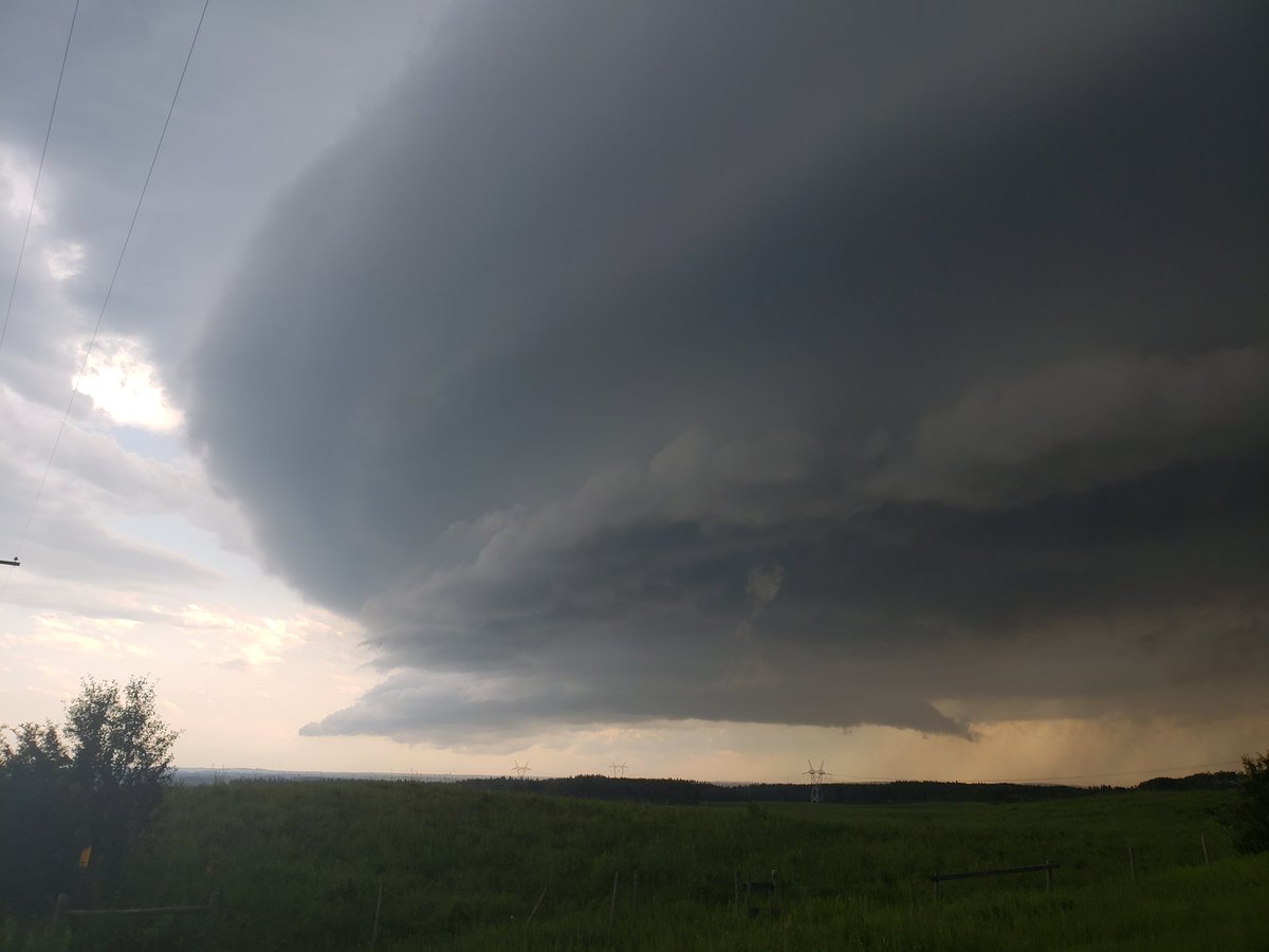 jbr1221's tweet photo. Beast of a #Abstorm 2 miles east of Keephills AB looking west. 6:24 pm https://t.co/YVSE85jyNZ