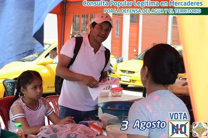 Que bonito es ver una comunidad trabajando por defender el #Agua de los proyectos extractivos que benefician a unos pocos y que dejan a su paso destrucción del territorio. Mañana #3AGOSTO #YoVotoPorElAgua #MercaderesDiceNo