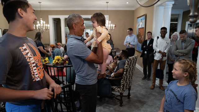 thehill's tweet photo. Obama hand-delivers cookies to families of wounded veterans https://t.co/yNK4oW53Vb https://t.co/4iC5DeTvLo
