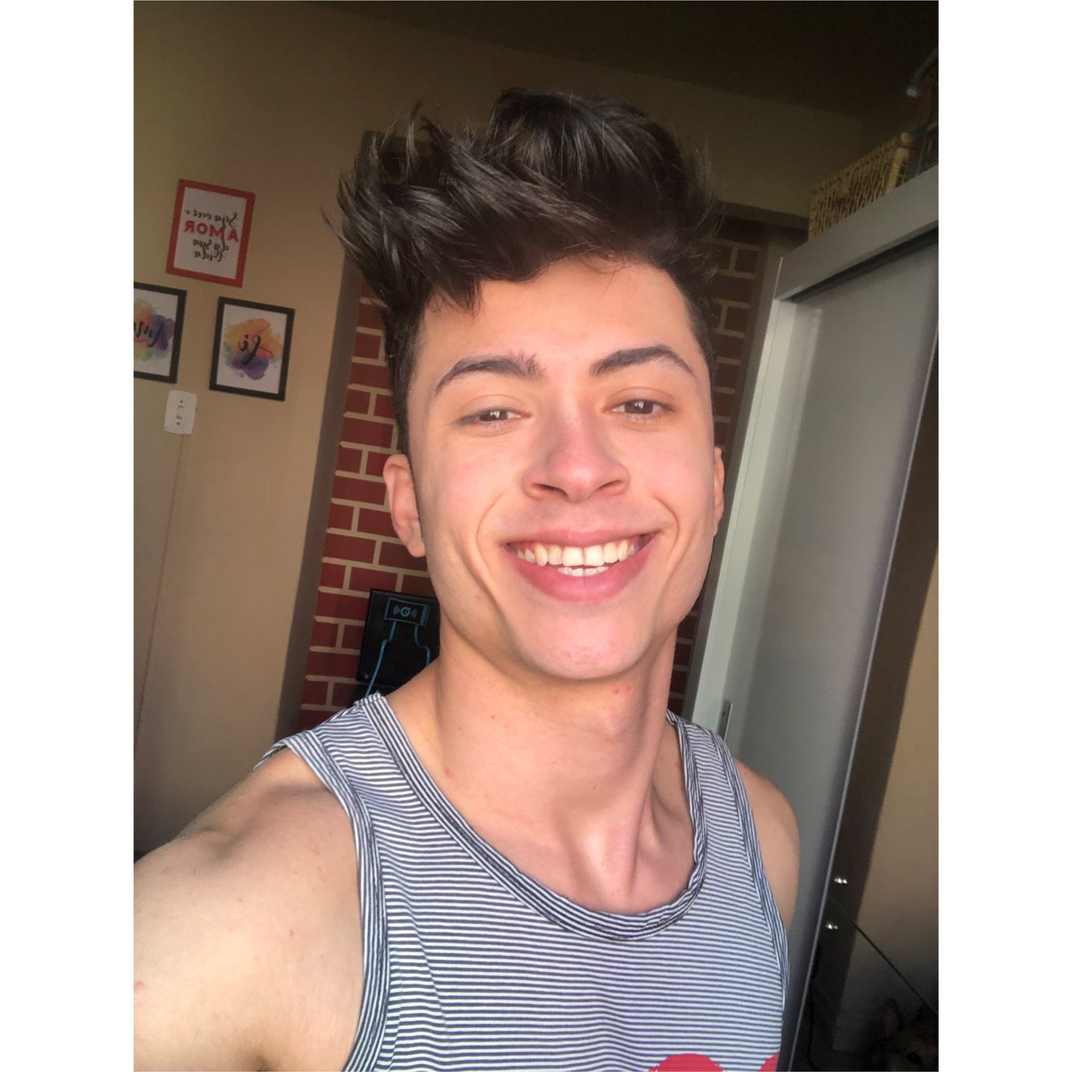 BieelRei's tweet photo. Com bigode / sem bigode 😁 https://t.co/QjsVs5njSm