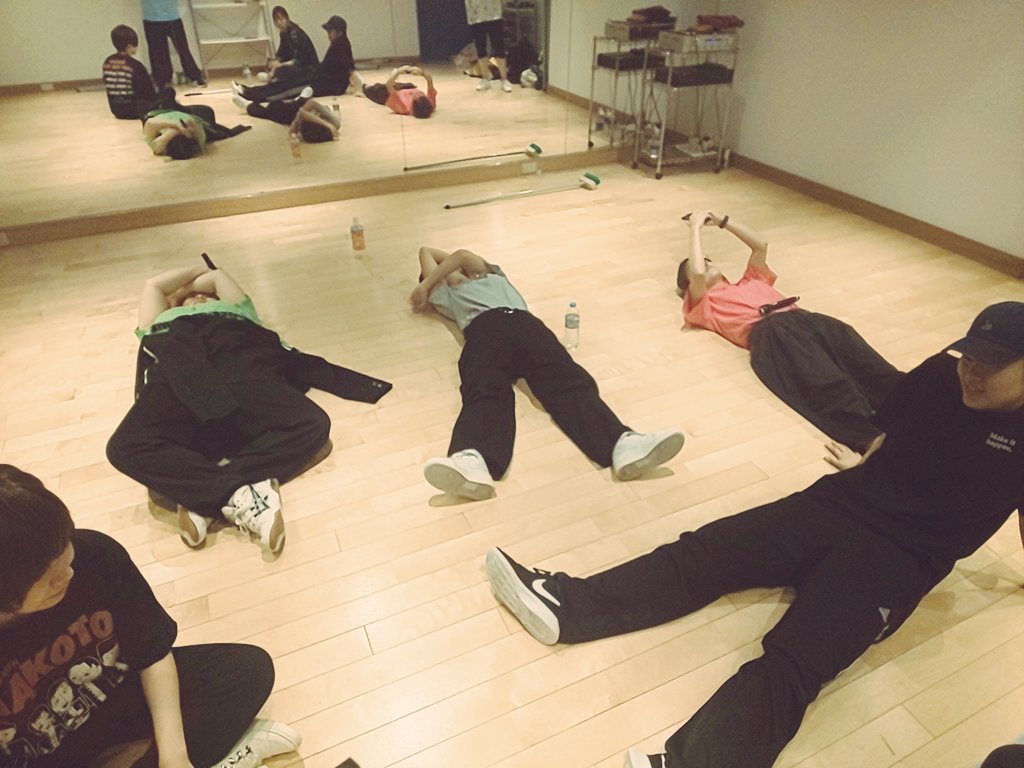 NINEANDFOURinfo's tweet photo. 本日も94は深夜練でした～✨
今日はつーじーお休みです🙇‍♀️
あれを使って初めての練習🧹
苦戦しましたが、だいぶカッコよく扱えるようになったかな？？？(笑)
取り合いにならないように今日はお名前書きました📛
毎回踊る度にバタンキューしちゃうアゲアゲソングです(笑)
まだまだご予約お待ちしてます！ https://t.co/eM0NOJNj18