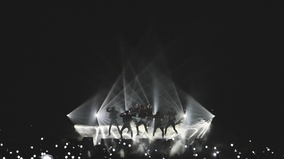 OfficialMONSTAX's tweet photo. [#MONSTA_X]  
2019 MONSTA X WORLD TOUR 
#WE_ARE_HERE PHOTO BEHIND 

#MONSTAX #몬스타엑스
#WEAREHERETOUR

>> 2019 MONSTA X WORLD TOUR <WE ARE HERE> IN LA 👉 https://t.co/8jo2bKlYFH https://t.co/tDpyAJMB7C