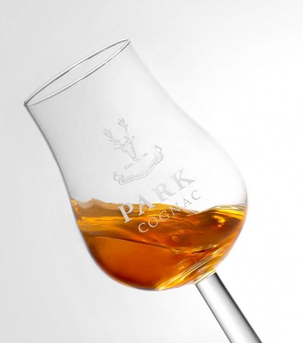 Tessendier's tweet photo. #tastingtips : with just a little twirl, oxygenate your #Cognac and discover delicious new aromas such as, violet or vanilla https://t.co/nSmXhkR6Am