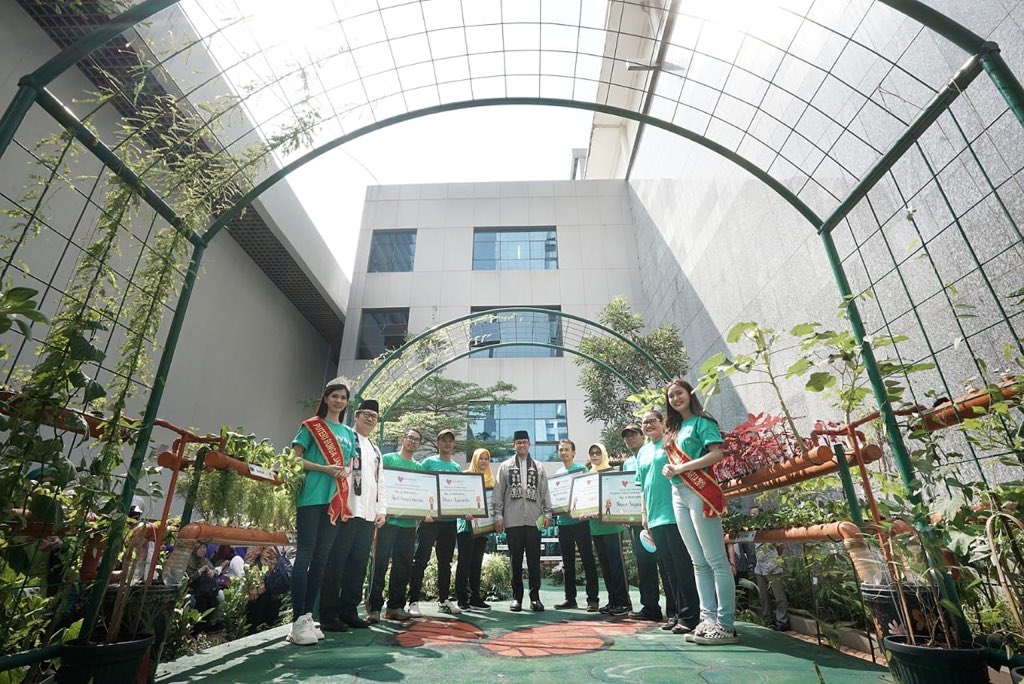 aniesbaswedan's tweet image. Alhamdulillah, kita bersyukur sekali. Sekarang Balaikota punya kebun, Balkot Farm. Ukurannya tidak besar, tapi InsyaAllah dampaknya besar...

#BalkotFarm
#UrbanFarming
facebook.com/18283837175315…