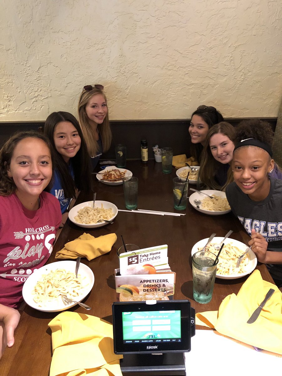 shseaglesvball's tweet photo. Our annual trip to Olive Garden! #BGSG #OliveGarden #BreadsticksForDays🥖🥖🥖 https://t.co/6SsIFvBH2e