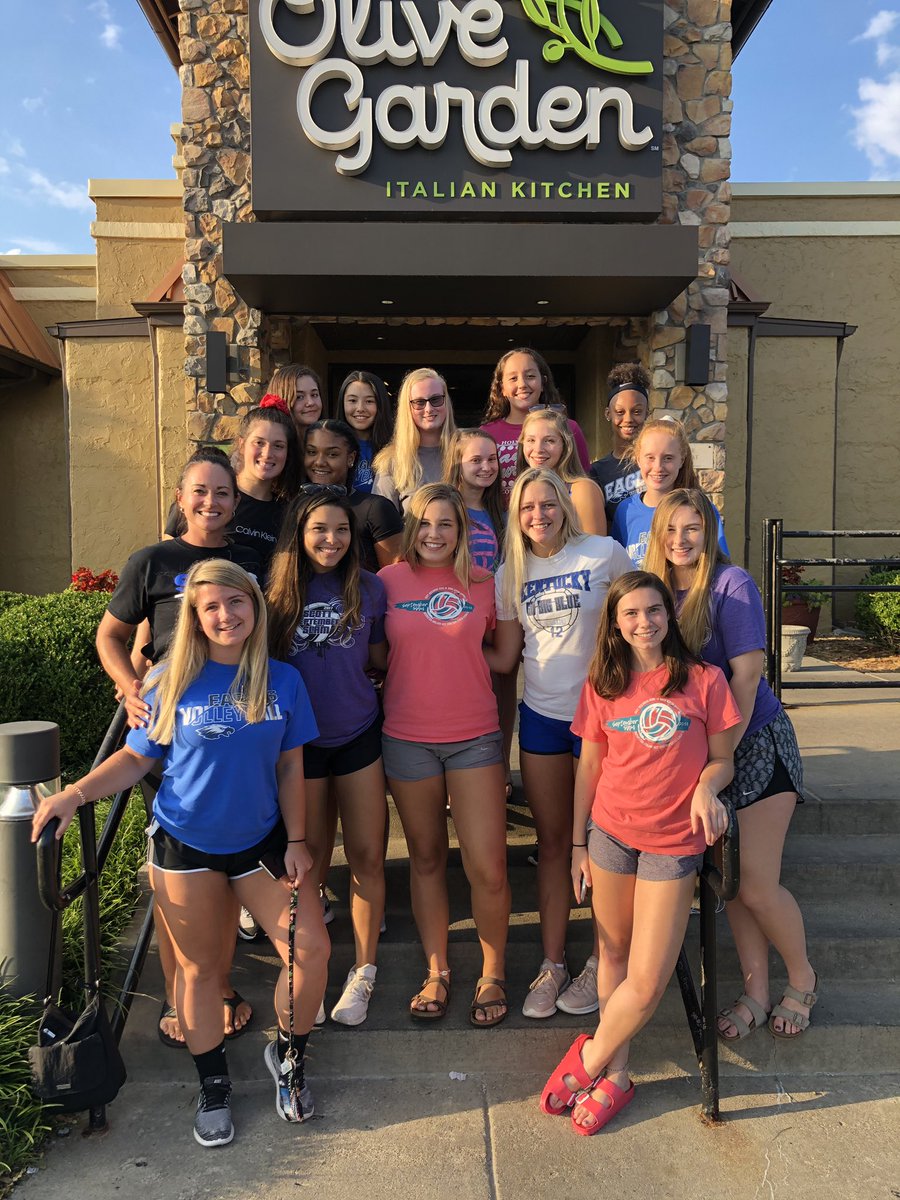 shseaglesvball's tweet photo. Our annual trip to Olive Garden! #BGSG #OliveGarden #BreadsticksForDays🥖🥖🥖 https://t.co/6SsIFvBH2e