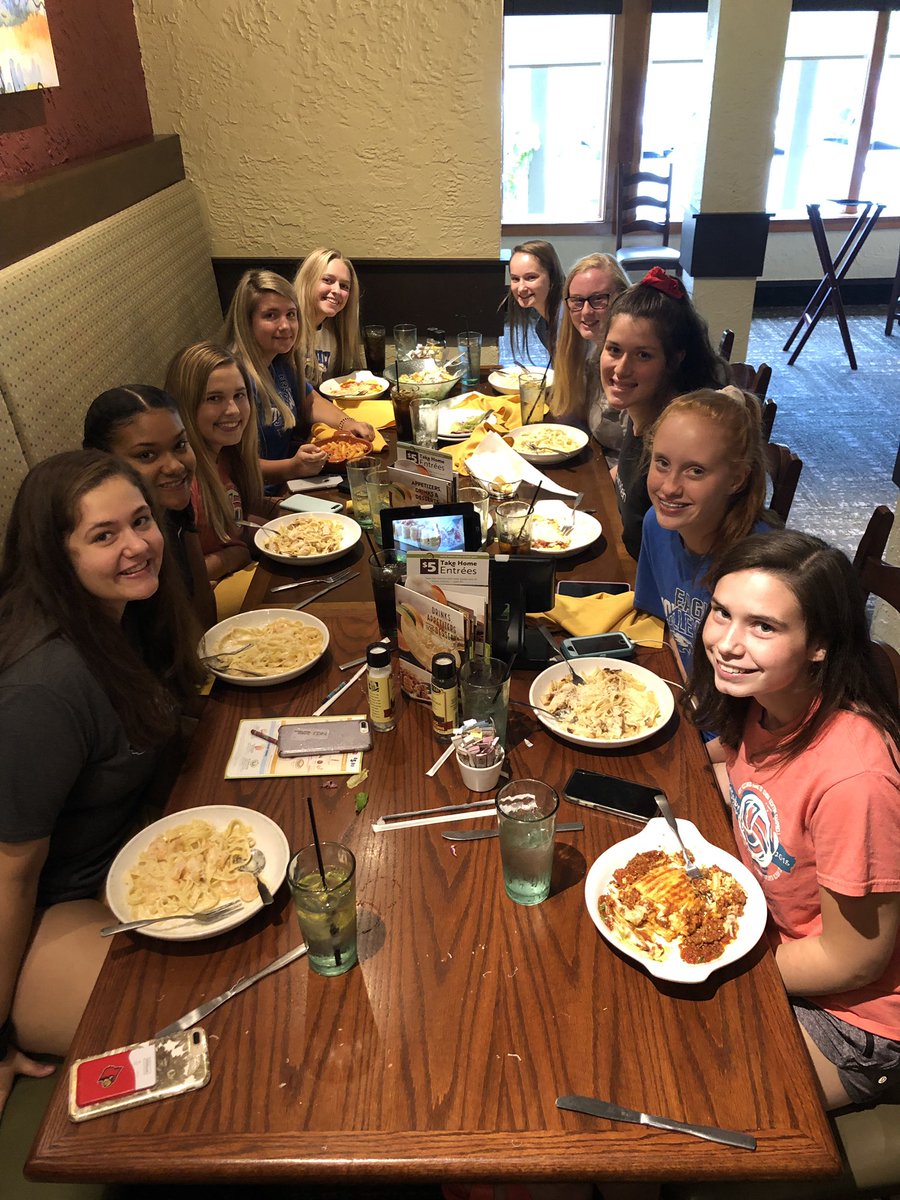 shseaglesvball's tweet photo. Our annual trip to Olive Garden! #BGSG #OliveGarden #BreadsticksForDays🥖🥖🥖 https://t.co/6SsIFvBH2e