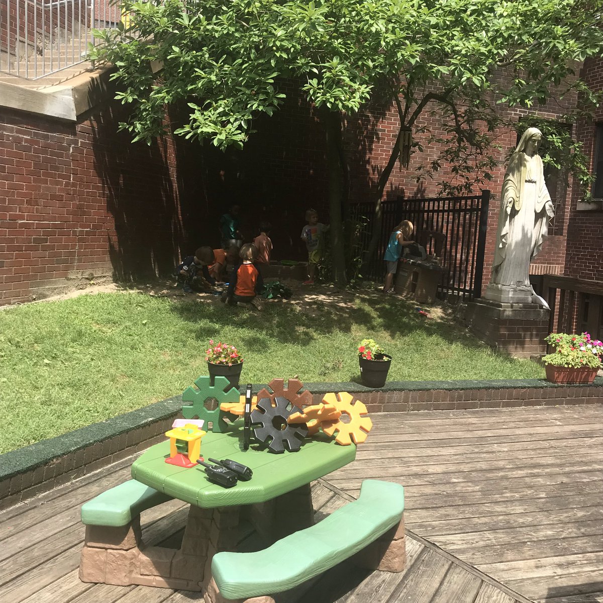 TheCLSSC's tweet photo. Today we had another beautiful day playing outside at the ELC playground! #summercamp #summer @TheCampusSchool https://t.co/XKKdrYMWwG