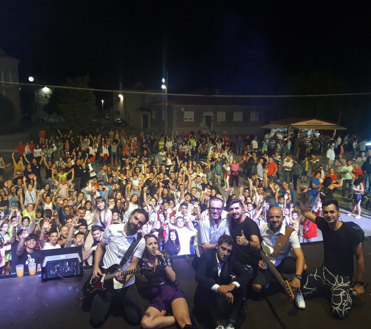orquestasms's tweet photo. Genial el ambiente en Villar de Gallimazo(SA) esto no para. #seguimos #SMS #orquestasms #tresdragones #asangreyfuego https://t.co/Xbg9UTueRY