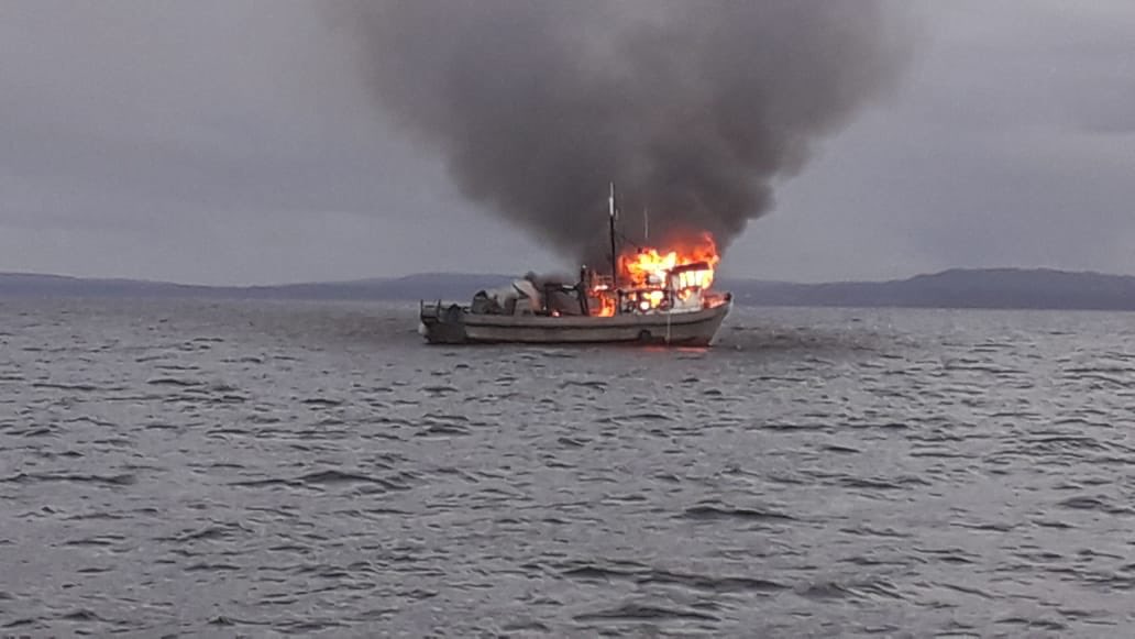 Exitoso rescate de tripulantes de LM DORNA siniestrada en costas de Chonchi. Luego de desviar a la bza trusal IV para efectuar el rescate, unidad   de la <a href="/armada/">Armada Music</a> trasladó a tripulantes a #queilen, para ser atendidos en centro asistencial. Se investigarán las causas del accidente.