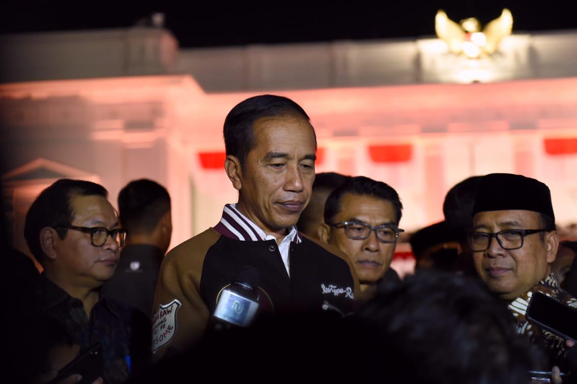 jokowi's tweet photo. Saya juga merasakan goyangan gempa semalam yang, kata BMKG, 6,9 SR di dekat Banten, dan berpotensi tsunami. Syukurlah, tak ada tsunami sampai peringatan dini berakhir. 

BNPB, TNI, Polri, dan Kementerian Sosial tetap siaga. Yang penting masyarakat tenang dan juga tetap waspada. https://t.co/5ewII0JIZx