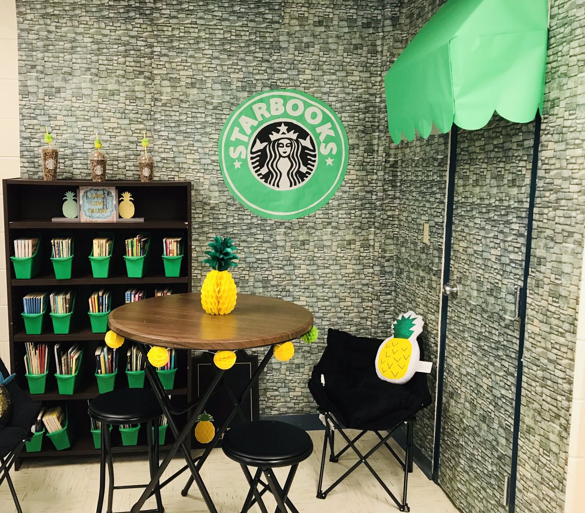 DROMO1412's tweet photo. Excited for my students use the STARBOOKS classroom library! 📚🍍 #HcisdStories #GreatStoriesStartHere #PineappleTeacher https://t.co/X39SBfSdLE