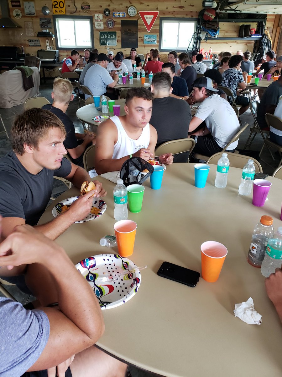DordtFB's tweet photo. #DefenderNation is the best Nation!

Thanks to the Dykstras for feeding our guys!

#IndustryStandard | #DefenderWay https://t.co/nq9A2eDRqr
