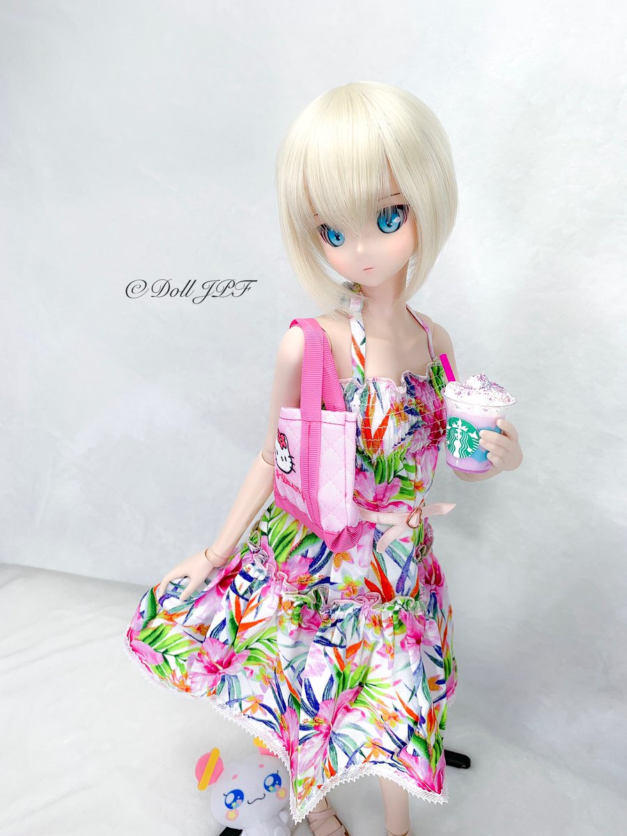 AndroidPDF's tweet photo. 玲ちゃん: 今日も暑いね💦💕 (^^) .

#butterworkstudios #tropicaldress #starbucks #hellokitty #hellokittybag #sanrio 
#smartdoll #smartdollgourai #gourai #dolljpf #culturejapan #doll #fashiondoll #dollphotography https://t.co/vJMFh87ybz