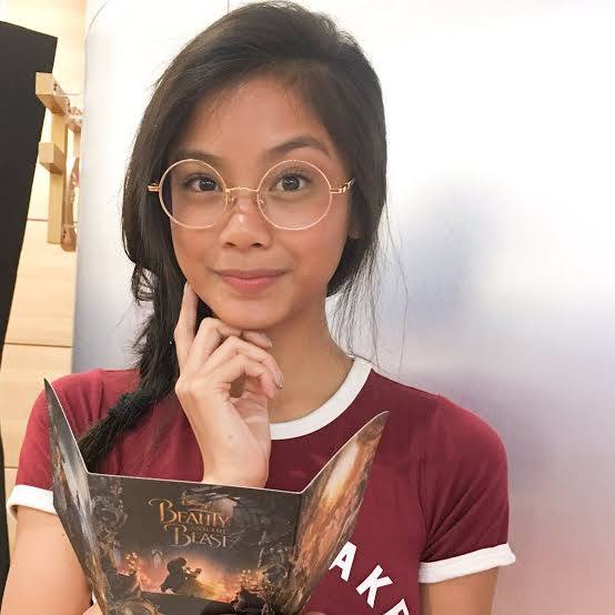 AlcatrazNeo's tweet photo. Flex ko lang, baka pwede ko na ibenta tong kaibigan ko, @SuperCastZoe

PROBLEM: Lutang palagi, nag aaral pa din utak kahit walang libro.
Interesting about her: well, she's suprisingly sweet and VERY CUDDLY. She loves her friends especially MEEE, sooo sakin muna daraan boys 😏 https://t.co/MKrlhq8GNe