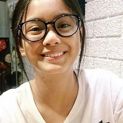 AlcatrazNeo's tweet photo. Flex ko lang, baka pwede ko na ibenta tong kaibigan ko, @SuperCastZoe

PROBLEM: Lutang palagi, nag aaral pa din utak kahit walang libro.
Interesting about her: well, she's suprisingly sweet and VERY CUDDLY. She loves her friends especially MEEE, sooo sakin muna daraan boys 😏 https://t.co/MKrlhq8GNe