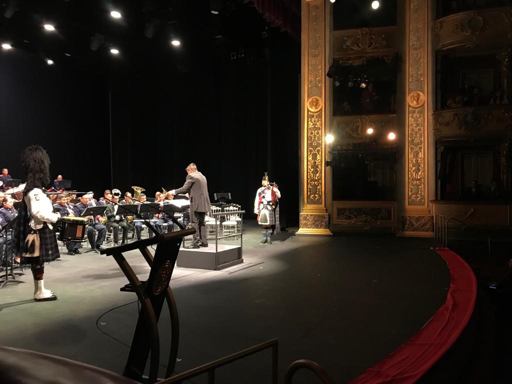 UKinColombia's tweet photo. #UKColRelations | En el marco de las celebraciones del #bicentenario de Colombia, el Sgto. Primero Willoughby del @BritishArmy fue invitado a interpretar la canción “Amazing Grace” con la Banda Sinfónica del @COL_EJERCITO, en homenaje a los #héroesbicentenarios en @miteatrocolon. https://t.co/FLoK5TFzH4