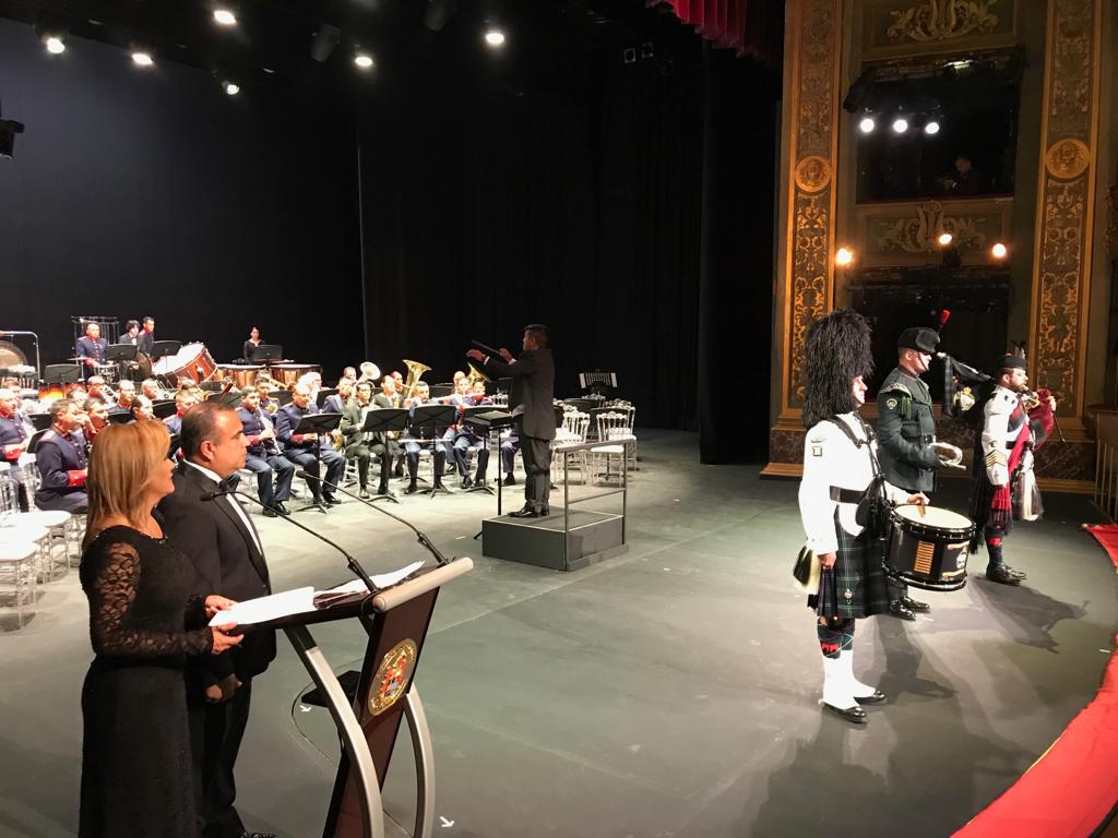 UKinColombia's tweet photo. #UKColRelations | En el marco de las celebraciones del #bicentenario de Colombia, el Sgto. Primero Willoughby del @BritishArmy fue invitado a interpretar la canción “Amazing Grace” con la Banda Sinfónica del @COL_EJERCITO, en homenaje a los #héroesbicentenarios en @miteatrocolon. https://t.co/FLoK5TFzH4