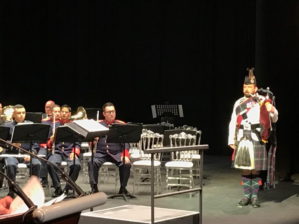 UKinColombia's tweet photo. #UKColRelations | En el marco de las celebraciones del #bicentenario de Colombia, el Sgto. Primero Willoughby del @BritishArmy fue invitado a interpretar la canción “Amazing Grace” con la Banda Sinfónica del @COL_EJERCITO, en homenaje a los #héroesbicentenarios en @miteatrocolon. https://t.co/FLoK5TFzH4