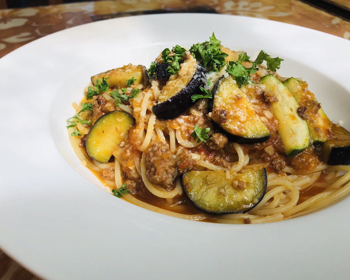 SEASONG72696455's tweet image. おはようございます☀
本日のおすすめ「なすとズッキーニのミートソース」
冷たいスムージー各種ご用意してます👌
まだ厳しい暑さが続いてます熱中症には気をつけてください‼️#seasong #海沿いレストラン #丸太小屋 #パスタ #ミートソース #オリンピック会場すぐそば #サーフィン