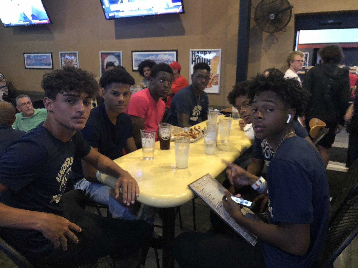 sr_sapp's tweet photo. #CougarSpiritNight #MajorSuccess #OnlyTheBeginning @UHS_Athletics @J_RyanMcGovern @Terrail16 @kran_riley @Derek_s7 https://t.co/95ESf1OF92