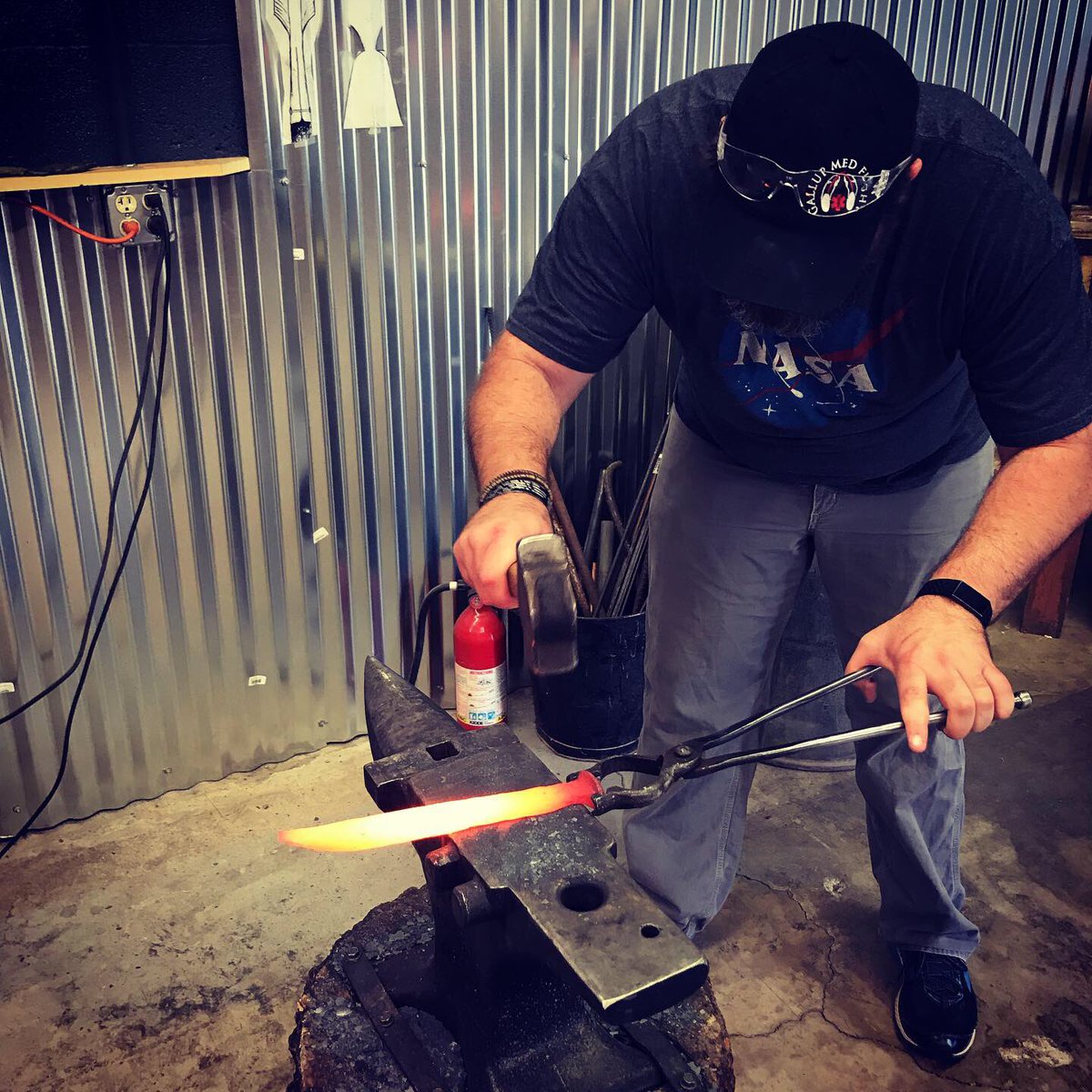 joshuameyerart's tweet photo. Just finished up a great two day class with this champ! He forged a badass knife from a railroad spike, a sweet walnut handle on it and made a beautiful leather sheath for it. Dude did great and was wonderful company.
#joshuameyerart #blacksmithingclasses #thingstodoinflagstaff https://t.co/hH6dsEvdJr