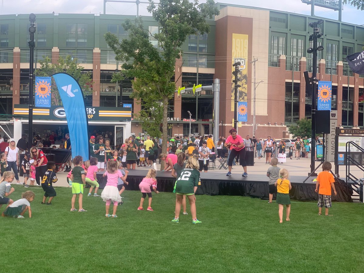 Great night for some Y Family Zumba outside Lambeau Field. #titletownfamilyfest ⁦<a href="/GreenBayYMCA/">Green Bay YMCA</a>⁩