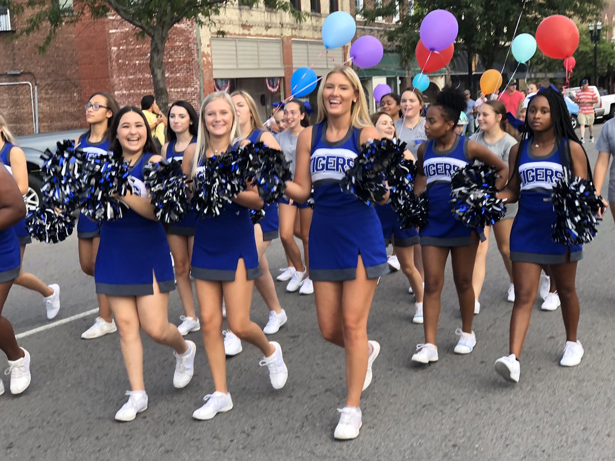 MikeKeny3's tweet photo. Thanks to everyone who came out and supported the Kiwanis Kids Parade at Young Professionals Fun Friday. Big thanks to MC band and the cheerleaders from MCHS, Cornersville &amp; LMS. Also Mayor Jim Bingham &amp; the Tollie train and most of all lots of KIDS https://t.co/NrjrYdtrBI