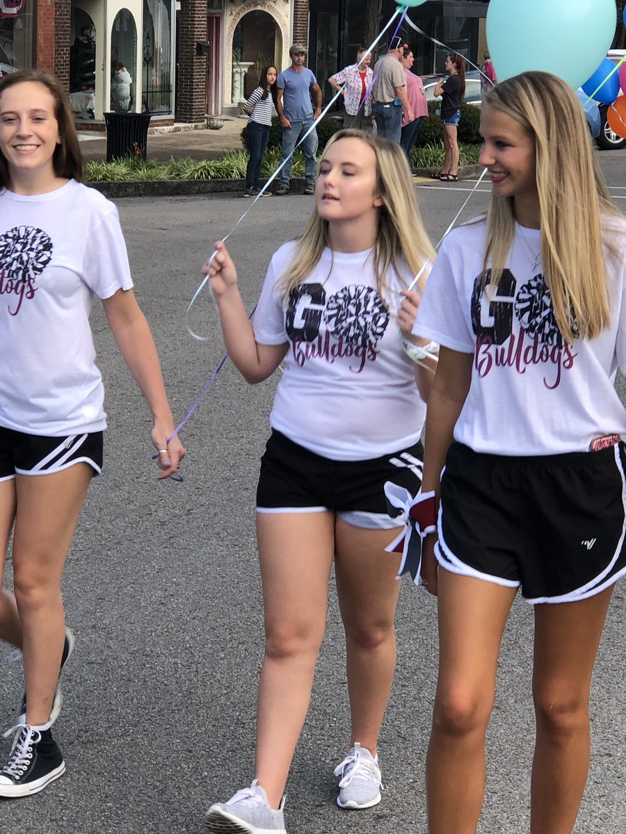MikeKeny3's tweet photo. Thanks to everyone who came out and supported the Kiwanis Kids Parade at Young Professionals Fun Friday. Big thanks to MC band and the cheerleaders from MCHS, Cornersville &amp; LMS. Also Mayor Jim Bingham &amp; the Tollie train and most of all lots of KIDS https://t.co/NrjrYdtrBI