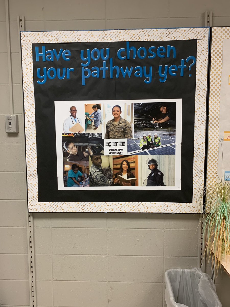 AmandaAdcock81's tweet photo. Well, it’s time to fly!  Freshman Seminar is experiencing the #bestyearever! @WhitesCreekHS @jamesba15310814 #flight2020 #wchs #thecreekisrising https://t.co/8V5m7Pk4nP