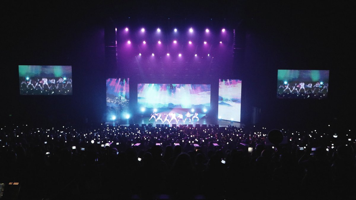 OfficialMONSTAX's tweet photo. [#MONSTA_X]  
2019 MONSTA X WORLD TOUR 
#WE_ARE_HERE PHOTO BEHIND 

#MONSTAX #몬스타엑스
#WEAREHERETOUR

>> 2019 MONSTA X WORLD TOUR <WE ARE HERE> IN LA 👉 https://t.co/8jo2bKlYFH https://t.co/VWt1NU9XjW