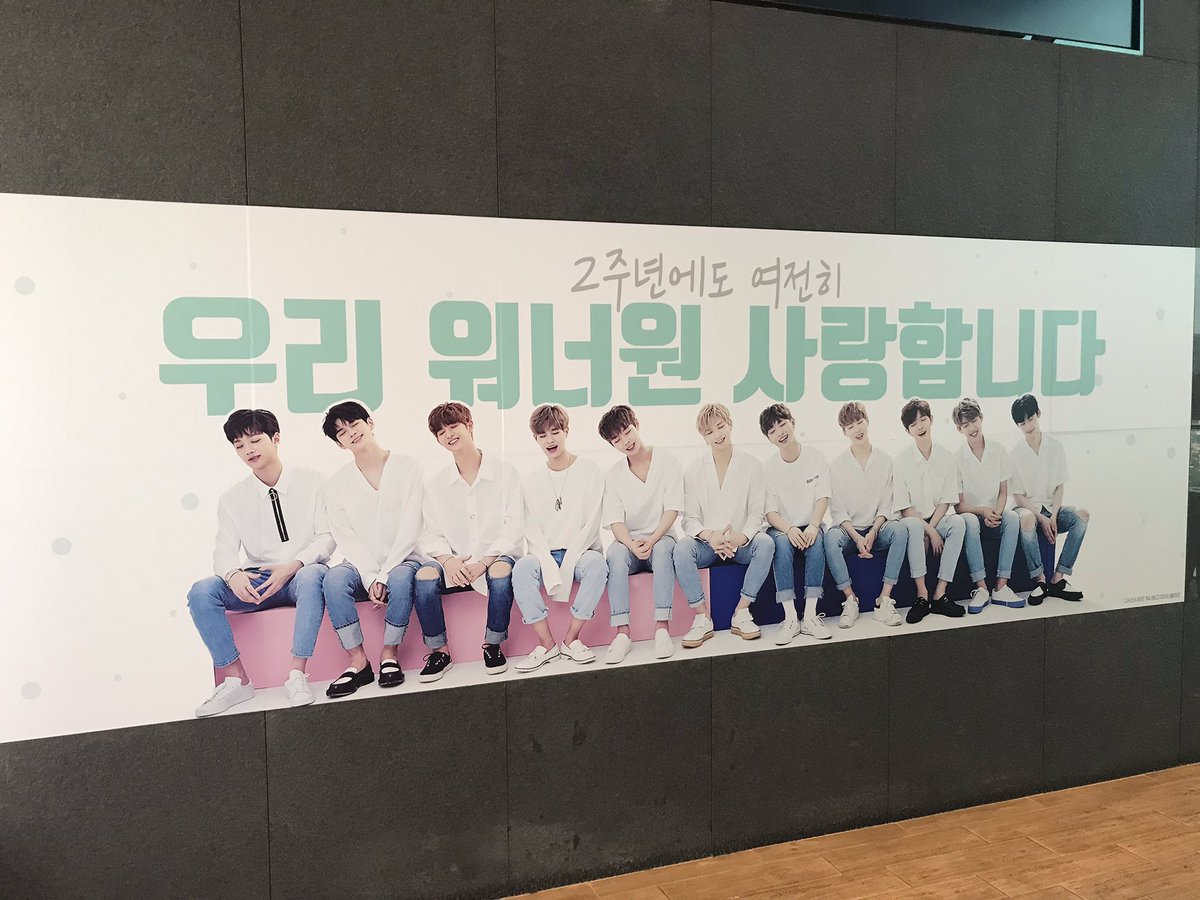 wmxkqjdiw's tweet photo. 홍대 롯데시네마 워너원관+컵홀더
영화를 보러 간건지 워너원 보러간건지~~❤️ https://t.co/9nsYOuWuGp