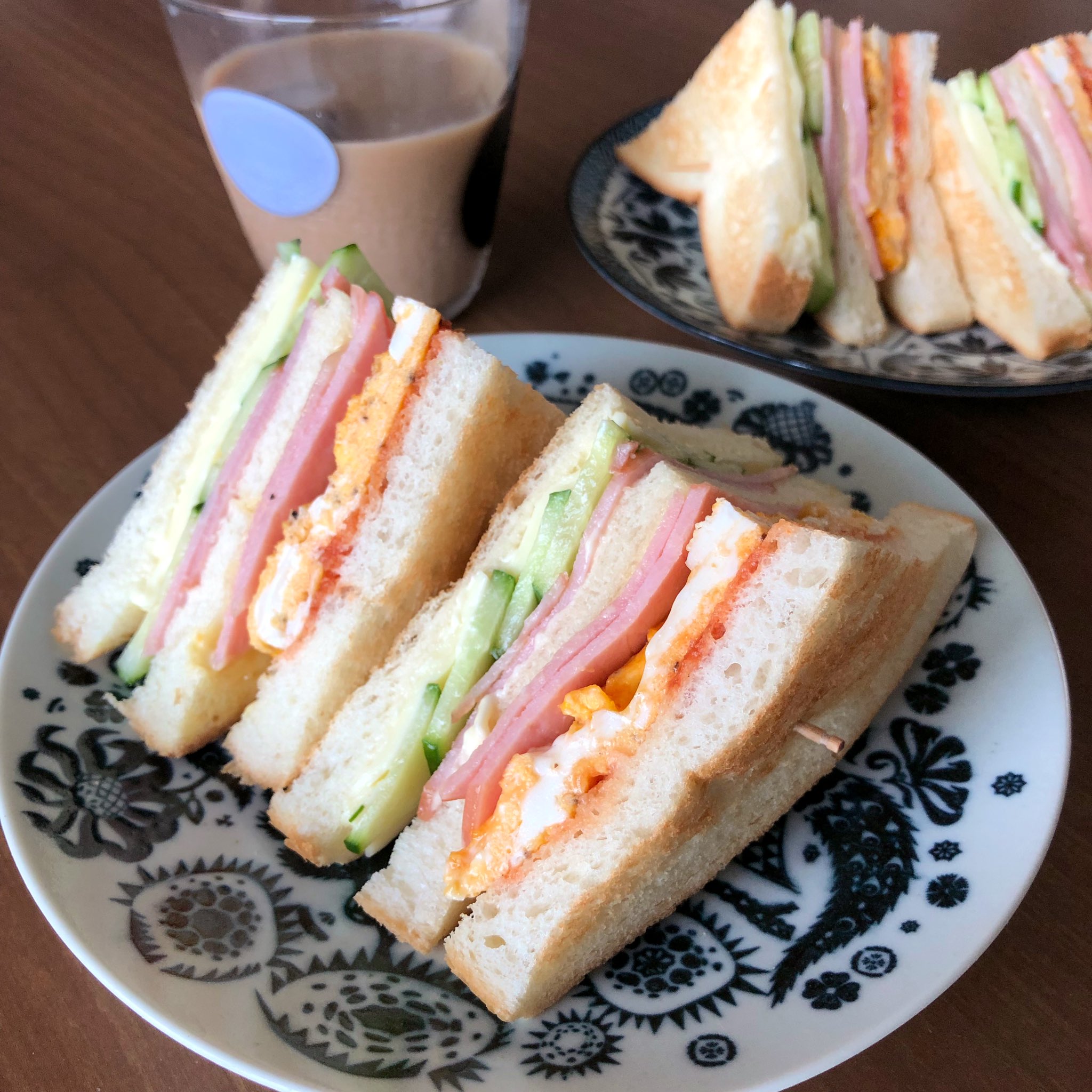 山本あり Twitterissa クラブハウスサンド 超熟食パン8枚切りを3枚重ねて軽くトースト 真ん中の食パンは温まる程度 パン バター スライスチーズ 胡瓜 焼きハム バター パン 辛子マヨネーズ 焼きハム 玉子 ケチャップ パン どんどん 山本あり Twitterissa クラブハウスサンド 超熟食パン8枚切りを3枚重ねて軽くトースト 真ん中の食パンは温まる程度 パン バター スライスチーズ 胡瓜 焼きハム バター パン 辛子マヨネーズ 焼きハム 玉子 ケチャップ パン どんどん