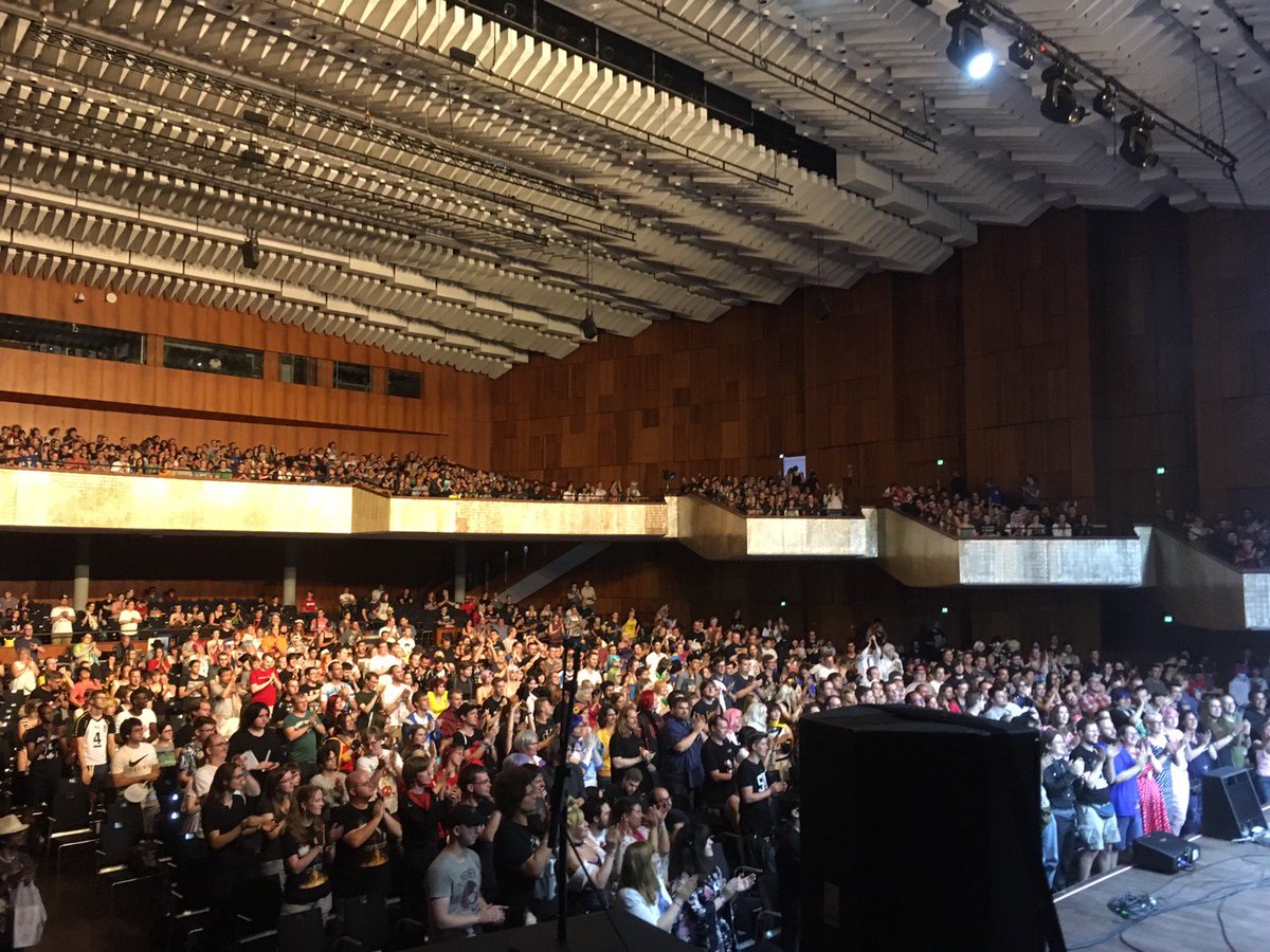 kamuitetsuro's tweet photo. 初日本番は満員御礼、熱いスタンディングオベーションで無事に終了致しました‼️
本当に盛り上がりつつもじっくりと見てくれる観客の皆さんと、しっかり繋がっている実感があります。
本日も頑張ります❗

#kamui 
#samurai 
#mikakobayashi 
#Animajic 
#AttackOnTitan 
#killbill 
#殺陣 https://t.co/Oi6jV7hNRS