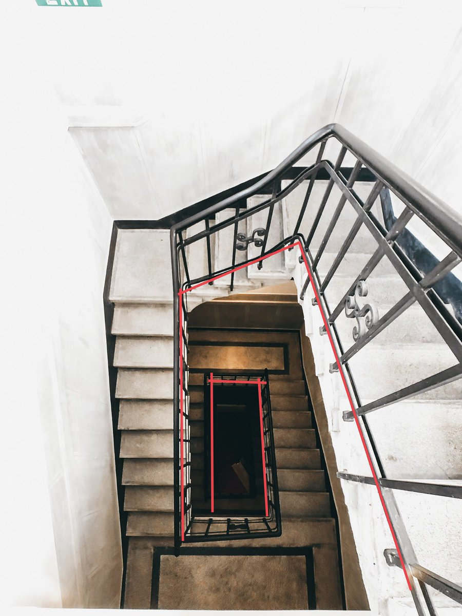 Photography Tip (4)Leading linesكل مافي الحياة يتكون من أشكال، وطبيعة الإنسان انه يحب التناسق، بعض المناظر تجذبك لها بسبب انه العين تتابع خطوط الطول وتبحث عن النهاية.المصورين يستعملوا خطوط الطول في الصور لجذب المتلقي بعيداً عن التشتت لمحور الصورة؛ وضعت بعض الأمثلة للتوضيح