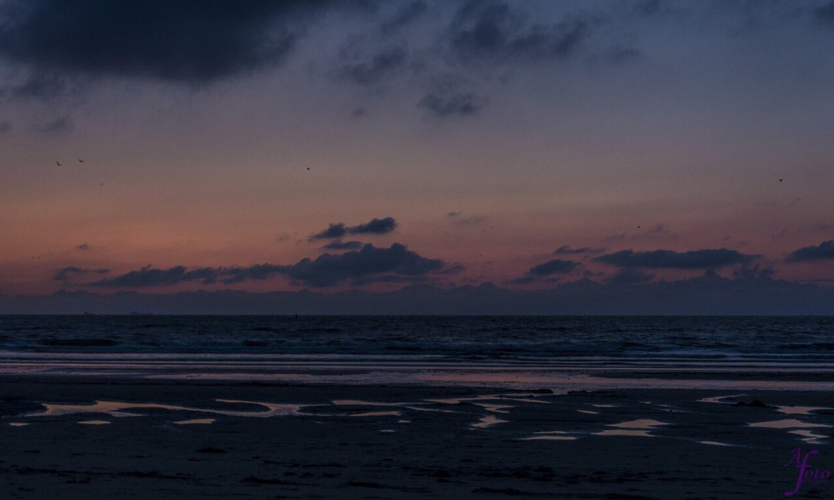 Als de zon weg is... 
#blauweuurtje #strand #zonsondergang #dezeekust