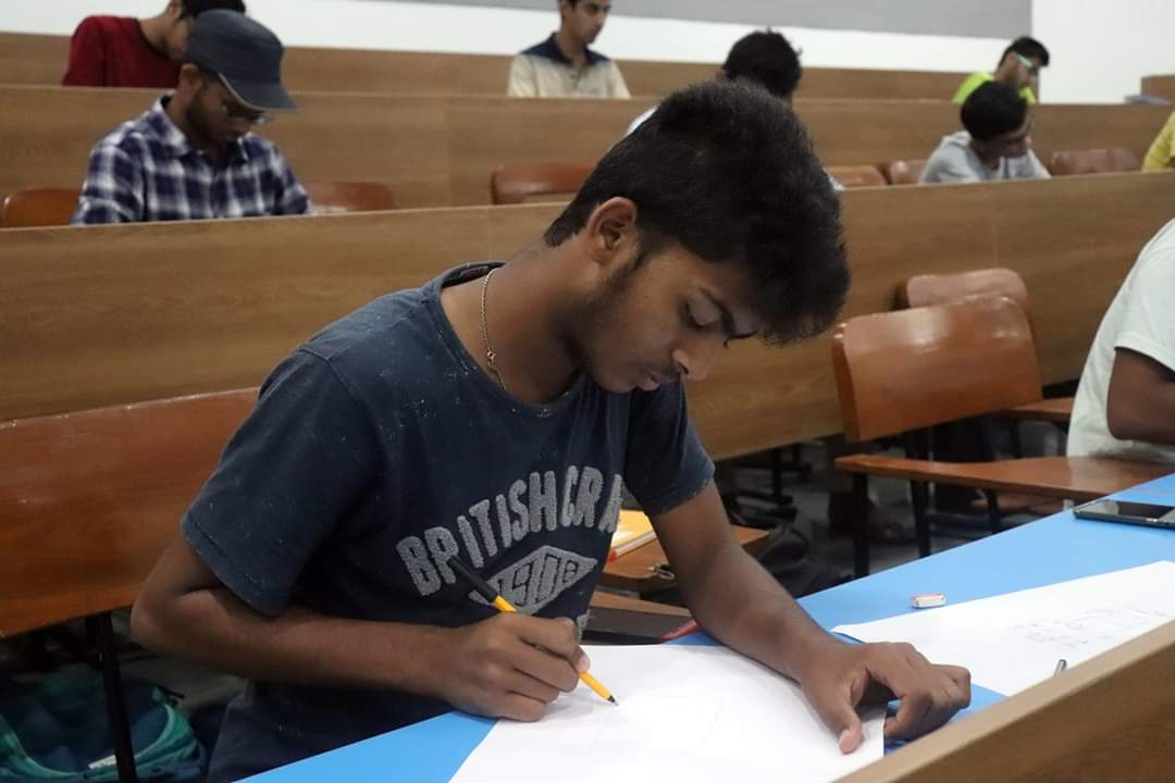 fpiitgn's tweet photo. βSketching is a tool to think visuallyβ- with such great thoughts, two instructors from Starte School of Design, taught the students the basics of sketching. They got hands-on training on the basic elements of sketching.
#FoundationProgram2019 #FP2019 #SketchOff https://t.co/sB1Jd9OAPV