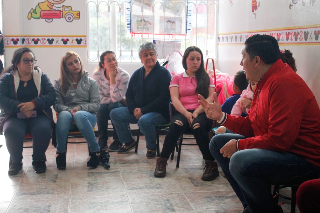 GiovaRamirezM's tweet photo. Convercé con los padres de familia del Colegio Liceo Infantil Me House, quienes contribuyen a la construcción de sociedad. Junto al concejal Camilo Nemocón hablamos de una propuesta viable y alcanzable para la generación de oportunidades.
#DiálogoCiudadano #ConGiovanni https://t.co/ZE50RAn1UR