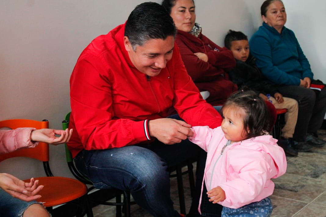 GiovaRamirezM's tweet photo. Convercé con los padres de familia del Colegio Liceo Infantil Me House, quienes contribuyen a la construcción de sociedad. Junto al concejal Camilo Nemocón hablamos de una propuesta viable y alcanzable para la generación de oportunidades.
#DiálogoCiudadano #ConGiovanni https://t.co/ZE50RAn1UR