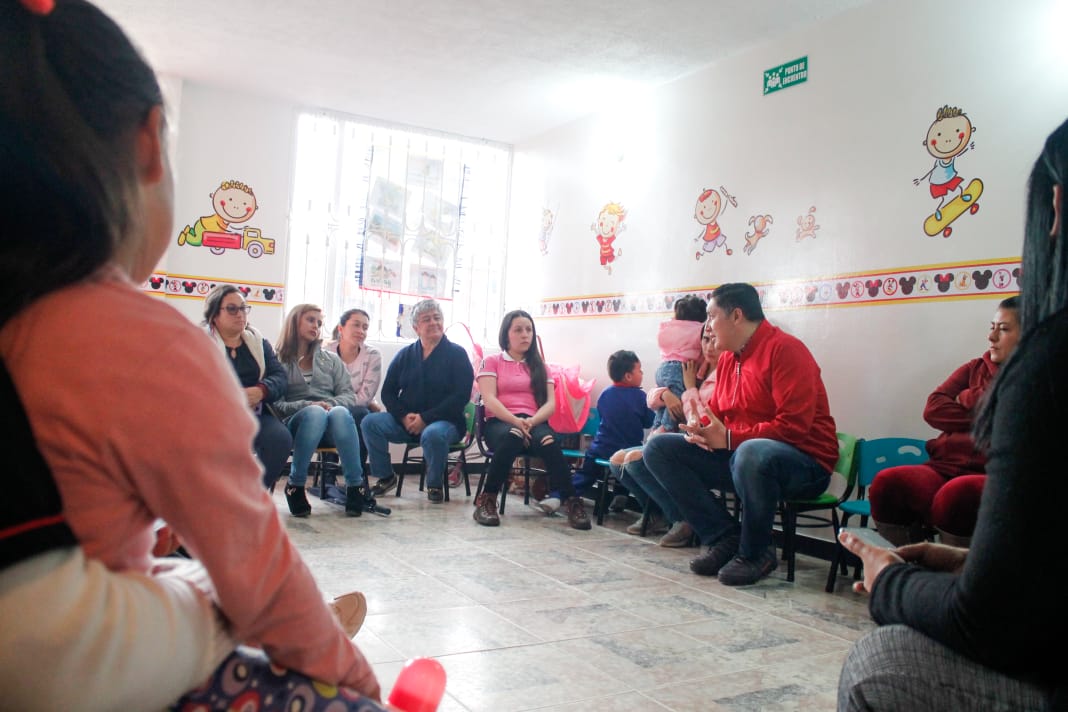 GiovaRamirezM's tweet photo. Convercé con los padres de familia del Colegio Liceo Infantil Me House, quienes contribuyen a la construcción de sociedad. Junto al concejal Camilo Nemocón hablamos de una propuesta viable y alcanzable para la generación de oportunidades.
#DiálogoCiudadano #ConGiovanni https://t.co/ZE50RAn1UR