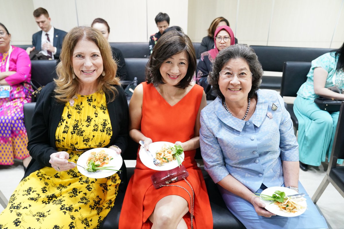 ThaiPBSWorld's tweet photo. Spouses of ASEAN Foreign Ministers visited Thai Food Heritage Center https://t.co/BkzSZSMC5t
#ThaiPBSWorld #ASEANFM #spouses https://t.co/3VkxIH5bYN