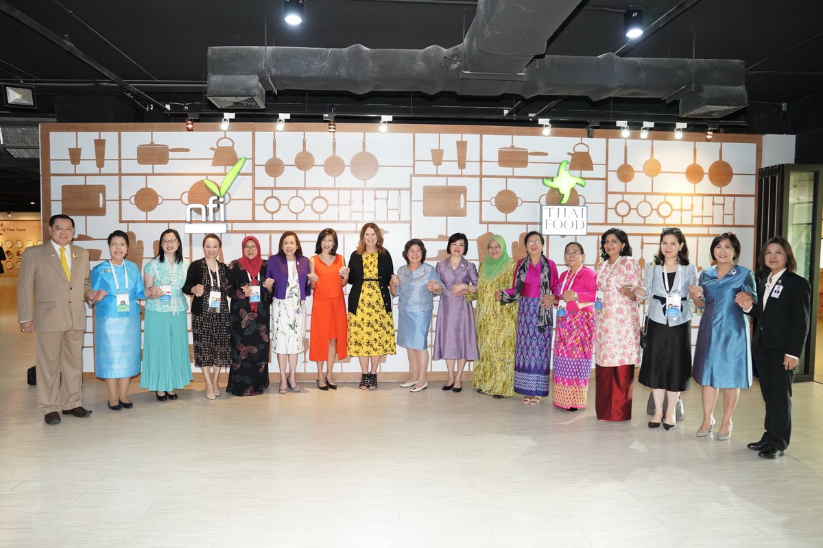 ThaiPBSWorld's tweet photo. Spouses of ASEAN Foreign Ministers visited Thai Food Heritage Center https://t.co/BkzSZSMC5t
#ThaiPBSWorld #ASEANFM #spouses https://t.co/3VkxIH5bYN