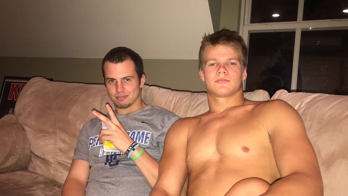 l_t12's tweet photo. happy birthday to the bro @delee_dylan don’t party too hard https://t.co/vk8Kmhns9C