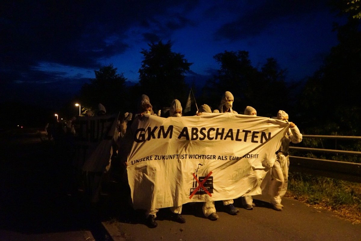 Kokolores_SW's tweet photo. Klimaaktivist*innen haben soeben das Förderband zum #Block9 des Grosskraftwerks #Mannheim besetzt. Vor dem GKM gibt es eine Blockade. Wir fordern den sofortigen Kohleausstieg! #deCOALonize #by2020weriseup #GKMabschalten @Ende__Gelaende https://t.co/ZcwouYMP9P